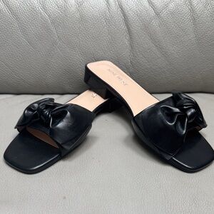 Nine West Black women’s Bow Mules, size 8